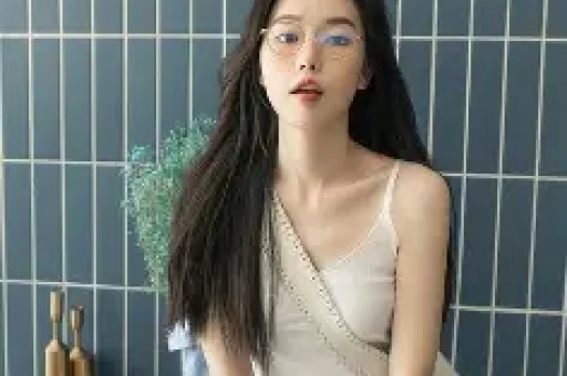 江疏影39岁凭“脚毛”上热搜背后藏着内娱对中年女星最大的傲慢